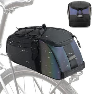 Puede incluir: Bolsa para bicicleta negra con paneles reflectantes y un cordón elástico superior. La bolsa está montada en un portaequipajes de bicicleta, con una versión más pequeña de la bolsa en la esquina superior derecha. La bolsa parece resistente al agua.