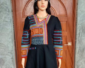 Abito Hmong in canapa ricamato: abbigliamento tribale boho per festival.