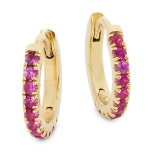 Rubin Huggie Hoop Ohrringe, 14K Gelbgold Kleine Hoops, Minimalist NYC Zierliche Helix Creolen Statement Ohrringe Geschenk für Sie