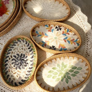 Puede incluir: Un juego de tres tazas de cerámica con un acabado mate moteado. Las tazas son de color crema, gris claro y gris oscuro. Cada taza tiene un diseño simple y minimalista.