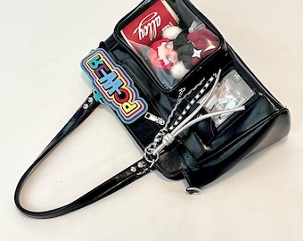 Y2K Ita Bag Motorrad Style, Anime Pin Display Bag mit Versteckte Tasche, Kpop Fan Bag Crossbody Schulter Rucksack, Alt Punk Cosplay Bag