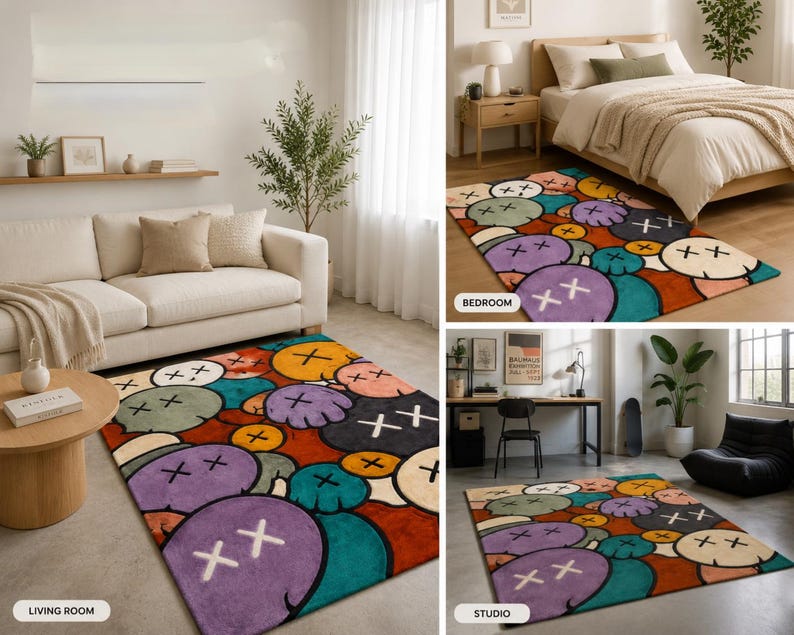 Puede incluir: Una alfombra rectangular con un patr&oacute;n repetitivo de rostros estilo caricatura con ojos en forma de X en tonos vibrantes de morado, azul verdoso, naranja y crema, sobre un fondo rojo intenso, mostrada en tres configuraciones de habitaci&oacute;n.