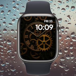 Może przedstawiać: Smartwatch z ciemnoszarym paskiem i srebrną obudową. Tarcza zegarka przedstawia steampunkowy wzór zegara ze złotymi kołami zębatymi i rzymskimi cyframi. Godzina to 10:09, a data to Pią 23.