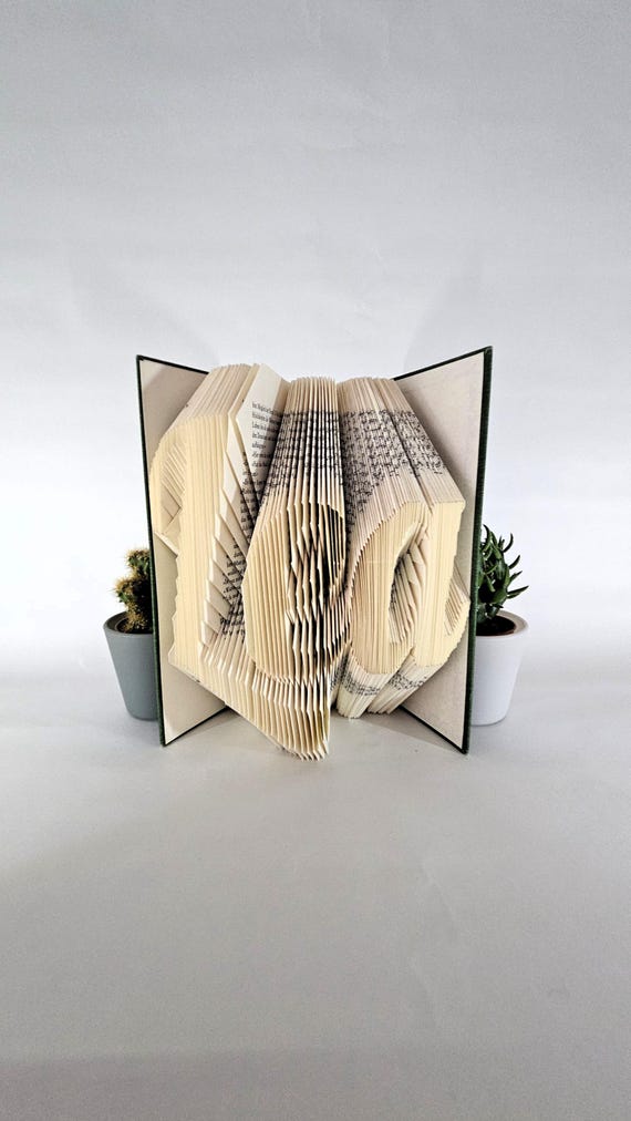 Gefaltetes Buch mit Wunschname – personalisierte Buchkunst, bis zu 14 Zeichen