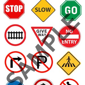Puede incluir: Una colección de señales de tráfico, incluyendo una señal de STOP octogonal roja, una señal de SLOW en forma de diamante amarillo y una señal de GO octogonal verde. Otras señales incluyen un paso a nivel, un ceda el paso y una señal de prohibido el paso.