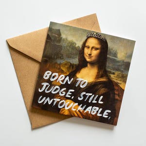 Nacida para juzgar, aún intocable – Tarjeta de cumpleaños divertida – Postal artística manuscrita – Tarjeta de felicitación única para mujeres, mamás, amigas, hermanas