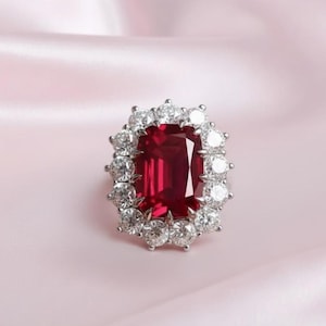 Opvallende ring met smaragd, robijn en diamant, verguld met 14 karaats sterling zilver.