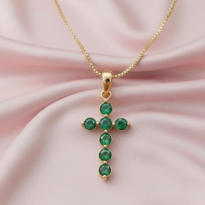 Collar minimalista navideño con colgante de cruz de esmeralda verde chapado en oro de 14 quilates para mujer