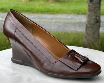 90s Vintage Brown Leather Shoes 8/Naturalizer Wedge Heel Shoes/Brown Leather Slip On Pumps Size 8/Leather Slip On Heels/Leather Fringe Shoes