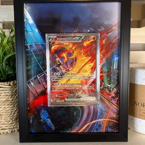 Illustrazione estesa Pokemon Destined Rivals Dimensioni: 13×18 cm, custodia protettiva UV, carta non inclusa