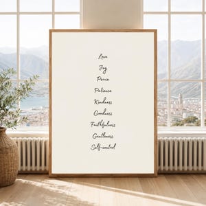 Può includere: Una stampa da parete rettangolare in una cornice di legno chiaro che presenta un elenco verticale di nove parole in corsivo nero: Love, Joy, Peace, Patience, Kindness, Goodness, Faithfulness, Gentleness e Self-control su sfondo crema.