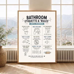 Op de afbeelding: Een rechthoekig wandbord met een crèmekleurige achtergrond en donkerblauwe en zwarte tekst met de titel BATHROOM ETIQUETTE & RULES. Het bevat negen rastersecties met iconen en humoristische instructies over hygiëne en beleefdheid in de badkamer.