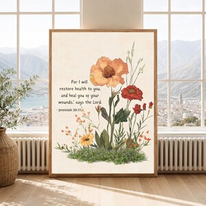 Peut inclure: Une impression d'art murale rectangulaire verticale sur fond crème clair représentant un bouquet de fleurs sauvages orange, rouges et jaunes avec des tiges et des feuilles vertes. Le texte indique : For I will restore health to you, and heal you of your wounds, says the Lord. - Jeremiah 30:17.