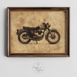 Pode incluir: Impressão de arte emoldurada de uma motocicleta vintage. A obra apresenta uma ilustração detalhada de uma motocicleta clássica em tons de castanho e dourado, sobre um fundo texturizado em tons de sépia. A impressão está emoldurada em uma moldura de madeira castanha escura.