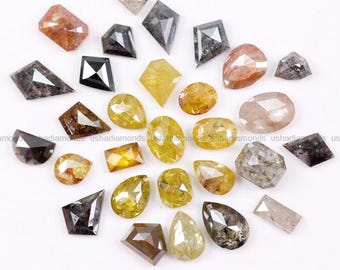 Partij natuurlijke, fraaie gekleurde diamanten, diverse vormen, losse gele, grijze en bruine roosgeslepen diamanten voor verlovings- en trouwringen.
