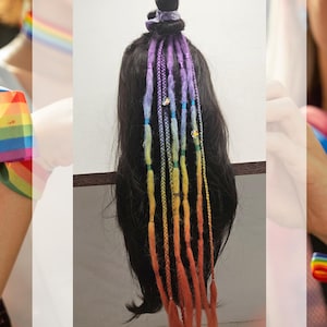 Könnte beinhalten: Ein schwarzes Haarverlängerungsteil, gestylt als halber Dutt, mit mehreren langen, texturierten Zöpfen, die farblich von Violett oben zu Blau, Grün, Gelb und Orange an den Enden verlaufen und mit kleinen dekorativen Perlen verziert sind.