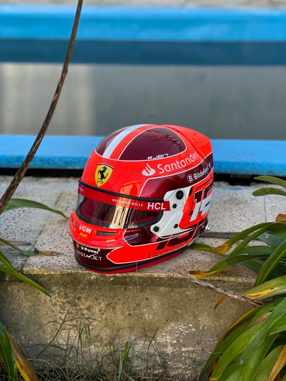 Mini Casque de F1 Formule 1 de la Scuderia Ferrari 2021 1:2 Bell signé