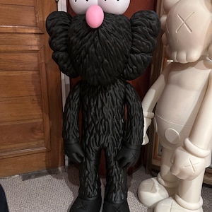 Kaws BFF style black figure, 1 meter tall | Elmo - Premium urban art sculpture | Collectors