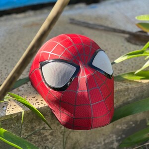 Puede incluir: Una m&aacute;scara roja de Spider-Man con un dise&ntilde;o de telara&ntilde;a y cubiertas oculares de malla blanca. La m&aacute;scara est&aacute; hecha de un material texturizado y est&aacute; dise&ntilde;ada para cubrir la cabeza. Accesorio de disfraz.