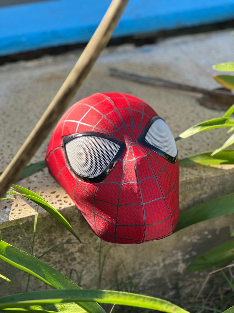 Puede incluir: Una m&aacute;scara roja de Spider-Man con un dise&ntilde;o de telara&ntilde;a y cubiertas oculares de malla blanca. La m&aacute;scara est&aacute; hecha de un material texturizado y est&aacute; dise&ntilde;ada para cubrir la cabeza. Accesorio de disfraz.