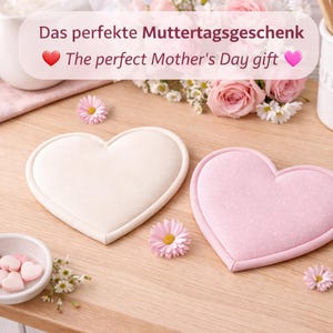 Könnte beinhalten: Rustikales Holzschild mit dem weißen Schriftzug "Welcome to our home". Das Schild hat eine Used-Optik und ein schlichtes, einladendes Design, ideal für die Dekoration.