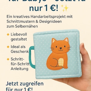 Puede incluir: Un libro para bebés hecho a mano con una cubierta azul claro con un estampado de lunares y una aplicación de gato naranja. El libro tiene un asa turquesa y texto en alemán. Es un proyecto de bricolaje.