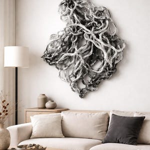 Könnte beinhalten: Rustikales Holzschild mit dem weißen Schriftzug "Welcome to our home". Das Schild hat eine Used-Optik und ein schlichtes, einladendes Design, perfekt für Veranda oder Eingangsbereich.