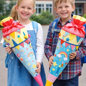 Könnte beinhalten: Zwei lächelnde Kinder halten große, bunte, kegelförmige Schultüten mit Regenbogen-, Stern- und Flaggenmotiven. Die Tüten haben rote, gelbe und blaue Akzente. Die Kinder tragen Rucksäcke und sind bereit für die Schule.