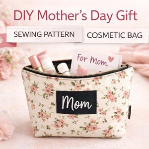 Könnte beinhalten: Eine Kosmetiktasche mit Blumenmuster, einem schwarzen Reißverschluss und dem Wort "Mom" auf einem schwarzen Etikett. Die Tasche ist mit Schönheitsprodukten und einer Karte mit der Aufschrift "For Mom" gefüllt. Das Bild enthält auch den Text "DIY Mother's Day Gift".