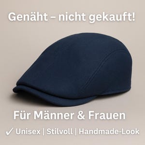Könnte beinhalten: Eine marineblaue Flatcap mit gebogenem Schirm. Die Kappe ist aus einem strukturierten Stoff gefertigt und sowohl für Männer als auch für Frauen konzipiert. Der Text auf dem Bild lautet "Genäht - nicht gekauft!" und "Für Männer & Frauen".