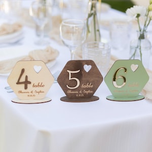 Numeri da tavolo rustici per matrimoni — Cartello da tavolo in legno personalizzato con calligrafia / Decorazione da tavolo per ricevimenti, matrimoni in fienile, stile country