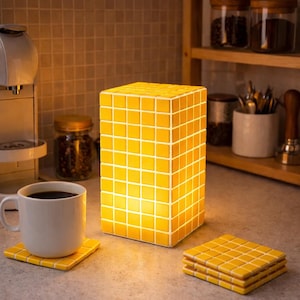 Puede incluir: Un letrero de madera rústico con el texto "Welcome to our porch" en letras blancas. El letrero presenta un acabado envejecido y un diseño sencillo y acogedor, perfecto para la decoración exterior.