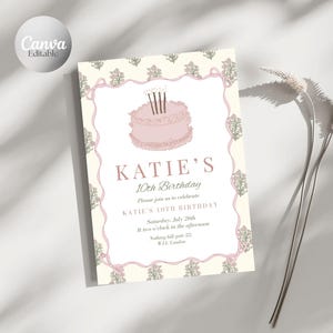 Op de afbeelding: Een lichtroze verjaardagsuitnodiging met een taartillustratie en de tekst "KATIE'S 10th Birthday". De uitnodiging heeft een bloemenrand en lintaccenten. Het Canva-logo staat linksboven.