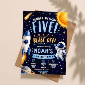 Op de afbeelding: Een rechthoekige verjaardagsuitnodiging met een donkerblauw ruimtethema, inclusief een raket, een astronaut, een zon, een planeet en sterren. De tekst luidt: REACH FOR THE STARS! FIVE! 5...4...3...2...1... BLAST OFF! JOIN US TO CELEBRATE NOAH'S 5TH BIRTHDAY.