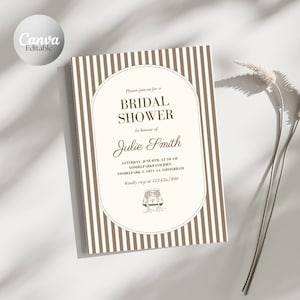 Op de afbeelding: Een uitnodiging voor een bruidsdouche met een verticaal gestreepte achtergrond in bruin en wit. De uitnodiging heeft een ovale lijst met de tekst "BRIDAL SHOWER" en de naam "Julie Smith". Details: datum, tijd en locatie.