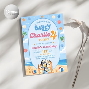 Op de afbeelding: Een lichtblauwe verjaardagsuitnodiging met de tekst "This Episode of Bluey Charlie 4 Turns". De uitnodiging bevat illustraties van Bluey-personages, palmbomen, schelpen en een strandscène. De uitnodiging is voor Charlie's 4e verjaardag.