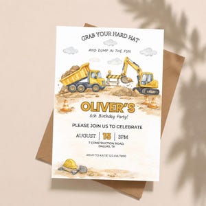 Op de afbeelding: Een verjaardagsuitnodiging met een bouwthema. Het ontwerp bevat een gele dumper en graafmachine, met de tekst "Grab Your Hard Hat and Dump in the Fun". De uitnodiging is voor Oliver's 6e verjaardagsfeest.