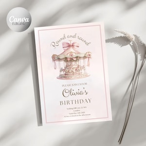 Può includere: Invito di compleanno rosa e bianco con un'illustrazione di giostra. Il testo recita "Round and round" e "Olivia's Birthday". L'invito include data, ora e luogo.