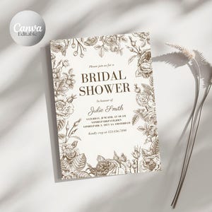 Op de afbeelding: Een beige uitnodiging voor een bruidsdouche met bloemenrand en tekst. De uitnodiging bevat de tekst "BRIDAL SHOWER" en details voor Julie Smith's douche. Het ontwerp heeft een vintage esthetiek met gedetailleerde botanische illustraties.