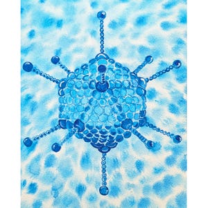 Könnte beinhalten: Ein Aquarellbild einer geometrischen, virusartigen Struktur, die aus zahlreichen kleinen blauen Kugeln besteht. Der zentrale hexagonale Kern weist strahlenförmige Speichen auf, die jeweils in einer Kugel enden, vor einem hellblauen Hintergrund.