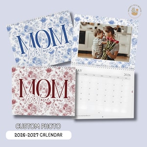 Puede incluir: Un calendario de fotos personalizado para 2026-2027 con diseños florales y el texto "MOM We love you". Un calendario muestra una foto de una madre y un niño. Los otros calendarios tienen diseños florales azules y rojos.