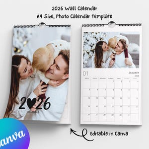 Puede incluir: Un calendario de pared de 2026, tamaño A4, con una plantilla de calendario fotográfico. El calendario presenta una foto familiar y el texto "2026 Calendar". Se muestra el mes de enero. El calendario es editable en Canva.