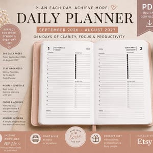 Può includere: Un'agenda giornaliera con layout aperto che mostra il 1° e il 2 settembre 2026. Le pagine presentano programmi orari dalle 8:00 alle 7:00, elenchi di priorità e sezioni per le note. Il testo include "PLAN EACH DAY. ACHIEVE MORE." e "DAILY PLANNER".