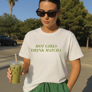 Trendy heiße Mädchen trinken Matcha T-Shirt, lustiges Matcha Liebhaber T-Shirt, ästhetisches Unisex Grüner Tee Shirt, Pinterest Mädchen Geschenk, Viral Graphic Matcha Top