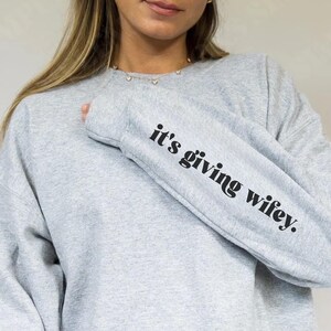 Its Giving Wifey Sweatshirts Bride to Be Shirt Newlywed Tees Custom Engagement Gift Honeymoon Outfit Wedding Day Sweaters Wifey Vibes Mrs