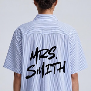 Benutzerdefinierte Braut Oxford | Zukünftige Frau Button Down | Hochzeitsmorgen Top | Inklusive Größe I Personalisiertes übergroßes Vertikales Streifen Boxy Shirt