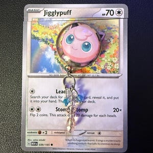 Imán de cartas coleccionables de Pink Puff / Regalo de arte hecho a mano / Imán de nevera reciclado para coleccionistas / Decoración de tarjetas