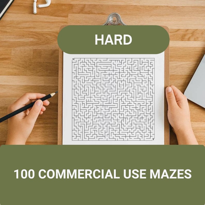 Puede incluir: Un portapapeles de madera muestra un laberinto complejo en blanco y negro, etiquetado como "HARD". Una mano sostiene un l&aacute;piz, lista para resolver el rompecabezas. El texto en la parte inferior dice "100 COMMERCIAL USE MAZES".