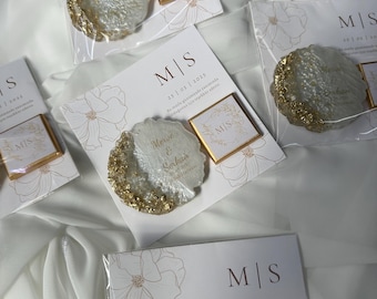 Elegante conjunto de obsequios personalizados para bodas: imán de resina epoxi y regalo de chocolate con leche. Regalo para compromiso.