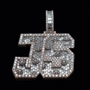 Colgante de hip hop con letra JS, moissanita D/VVS, personalizado, hecho a mano, con baguette helada y piedras redondas, acabado en oro rosa, regalo para él.